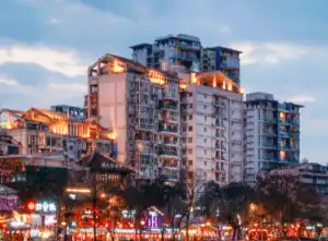 《他为何还是单身？爆款喜剧揭秘适配型爱情真相》