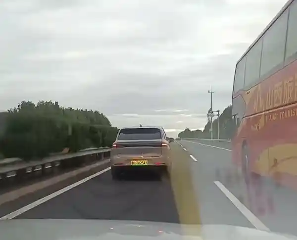 SUV并道如巨兽争霸？高速拥堵引爆安全驾驶风暴