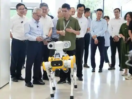 国内首款模块化四足机器人Apollo横空出世：从白犀吉尼斯纪录到科技新巅峰