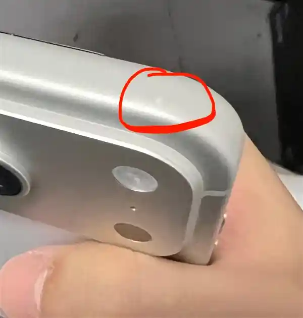 首批iPhone 17贴膜惨案曝光：工具竟把边框刮花，果粉痛心不已